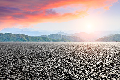 日落时分的柏油路和山景