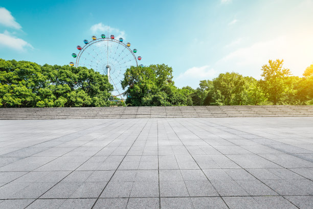 广场和游乐场摩天轮在城市公园