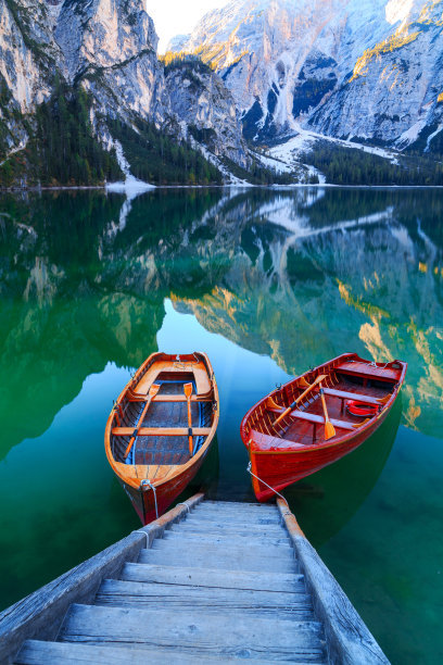 塞科菲尔山(Pragser Wildsee)背景中的布雷兹湖和小船