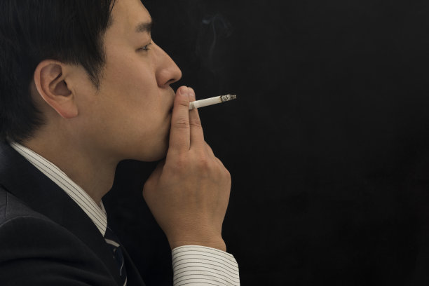 抽烟的商人