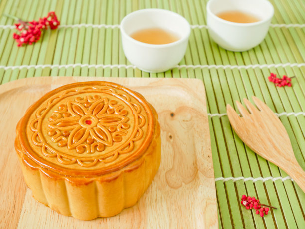 中秋节用木盘子装的月饼
