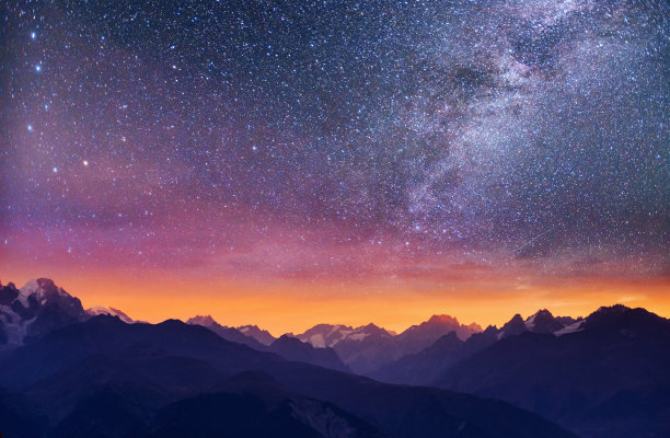 美妙的星空。浓雾笼罩着古莱山口。格鲁吉亚,Svaneti。欧洲