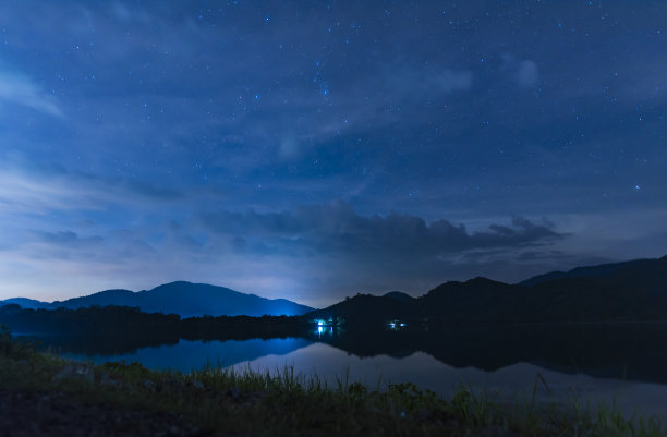 湖面上的风景夜空