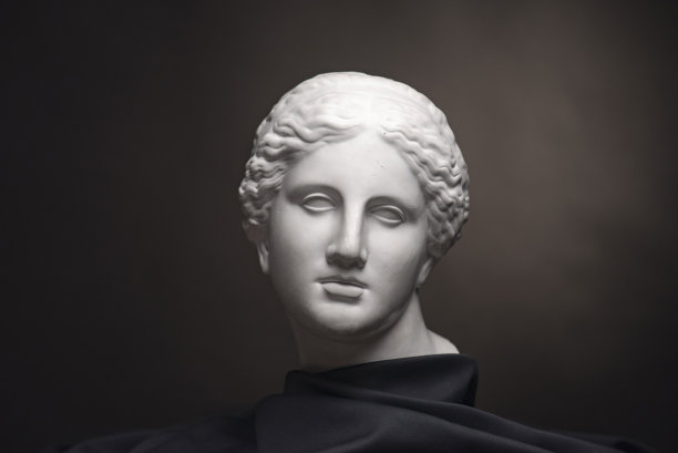 石膏半身像孤立在黑色背景下，学生作品