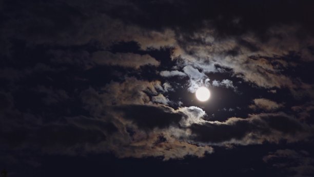 神秘的夜空，满月和白云，黑色的夜空