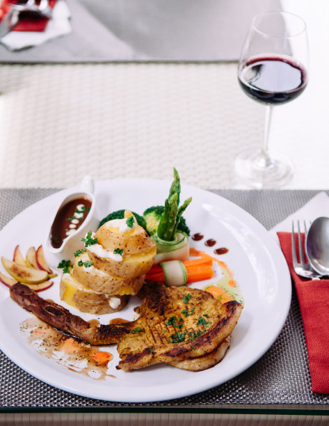 漂亮的猪排和烤土豆配水煮蔬菜