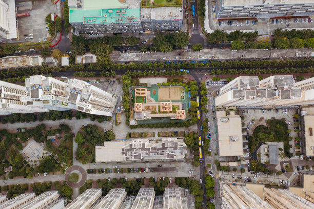 这是中国深圳市中心住宅区内幼儿园的自上而下视图