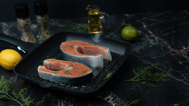 添加了香料的新鲜鲑鱼排准备烧烤