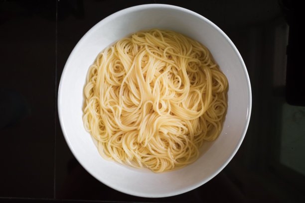 盘子上的痛苦意大利面