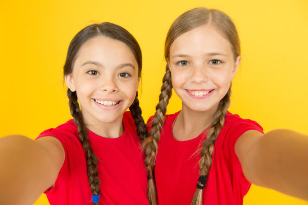 捕捉的时刻。小女孩在拍照。孩子们，孩子们的笑脸。视频通话的概念。博客在线。女孩拍照。自拍社交网络或博客。博客的现代趋势。个人博客