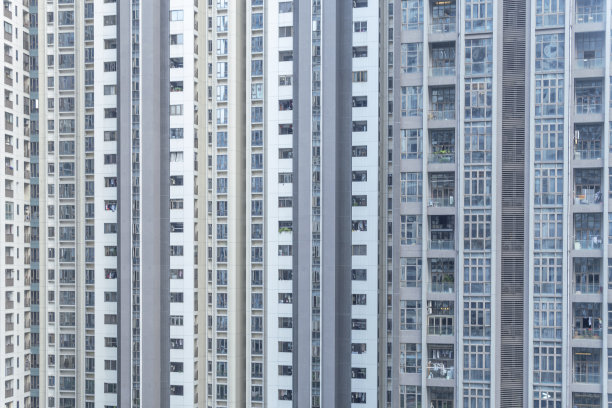 高大的住宅公寓的外观