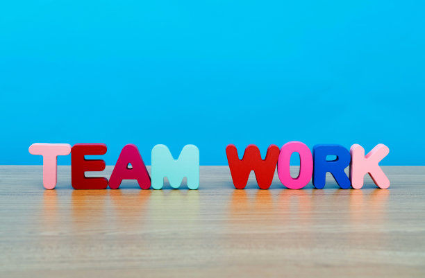 木字组工作在桌子上