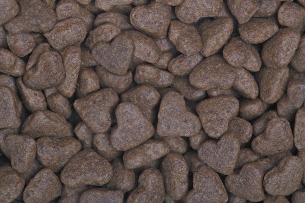 心脏形状的猫狗干粮特写。水平背景纹理。