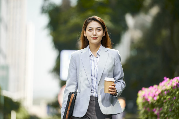 成功的年轻亚洲女性商业通勤走在街上