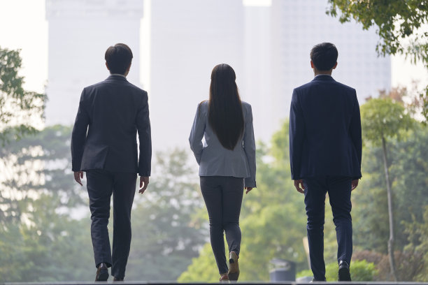 亚洲企业高管走在市中心的街道上