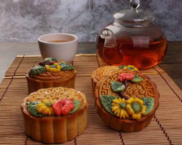 五颜六色的花装饰月饼