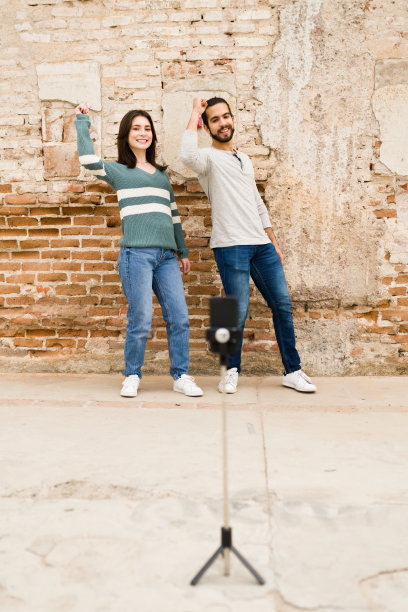 多种族的朋友做了一个病毒式的视频