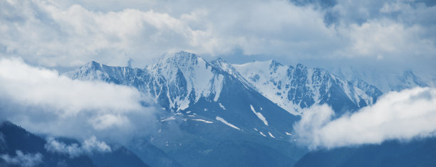 白雪覆盖的山峰在云中