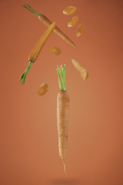 橙色背景下的胡萝卜创意照片