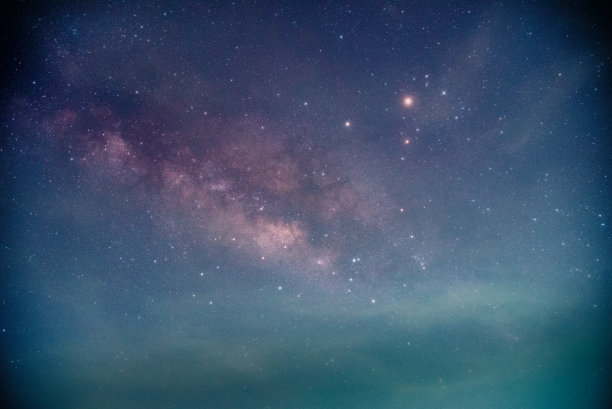 景观与银河系。繁星点点的夜空