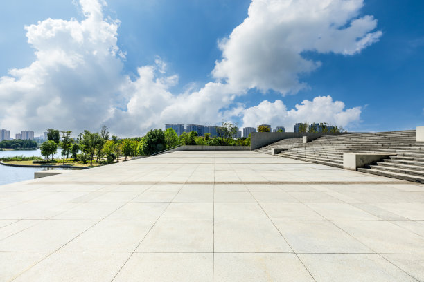 在上海，空荡荡的地板和现代建筑的城市天际线