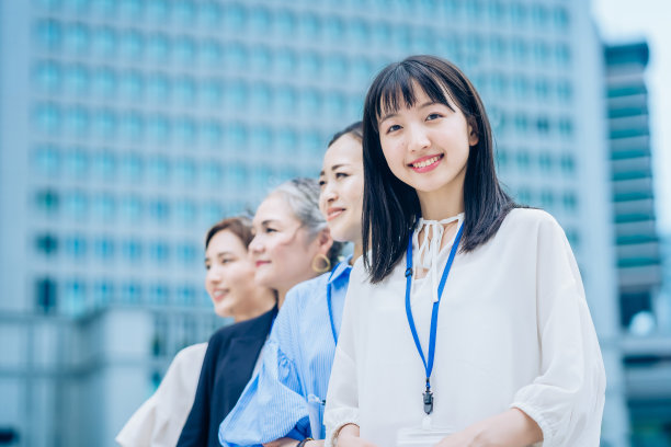 年轻女性和社会资深成员