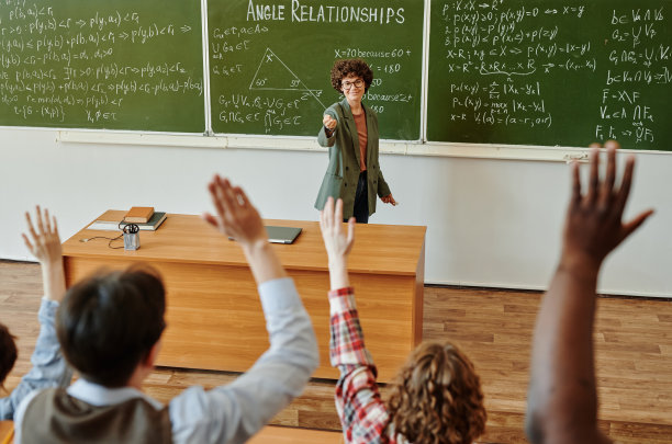 成功的老师指着一名跨种族学生举起的手
