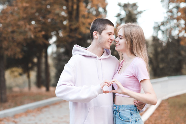 十几岁的情侣在户外共度时光