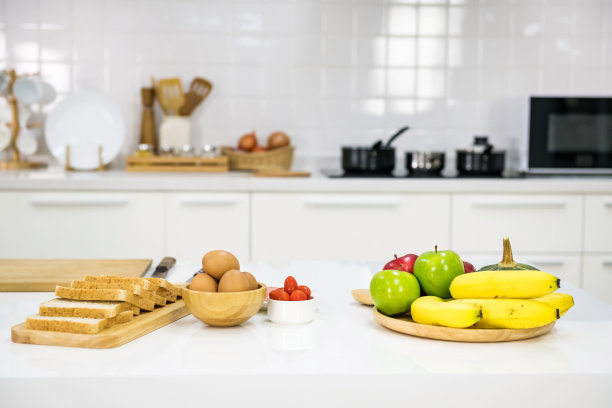 准备全麦面包，鸡蛋，西红柿做三明治