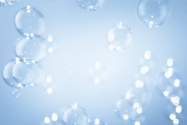 抽象美丽模糊，离焦肥皂泡漂浮在一个蓝色。清新肥皂Sud泡沫水