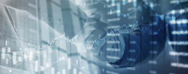 双重曝光的金融图表与股市上升线图和商人握手的背景