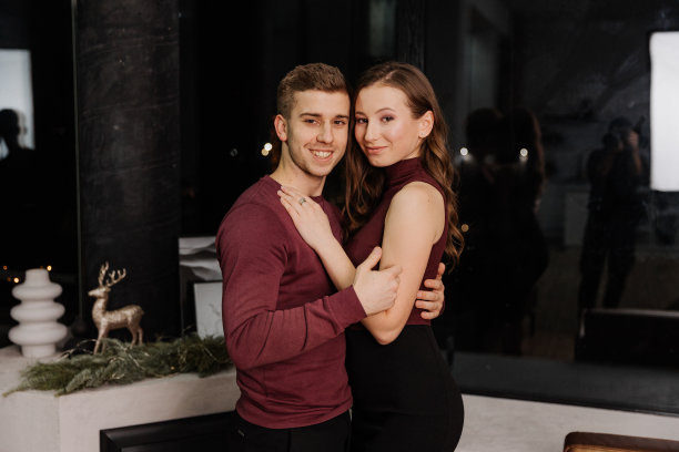 相爱的小情侣手拿酒杯一起庆祝圣诞节