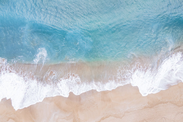 海浪和海滩鸟瞰图，自然背景。