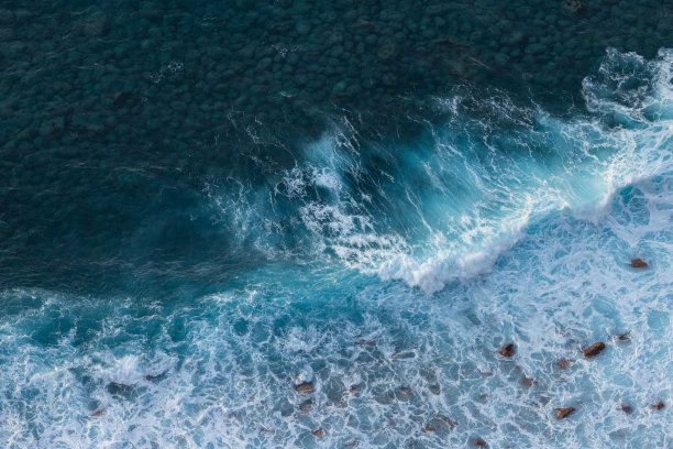 日落时被太阳照亮的巨浪。海浪非常适合冲浪。