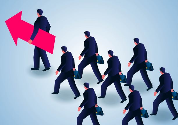 一群商人跟着拿着箭的经理、企业领导和跟随者