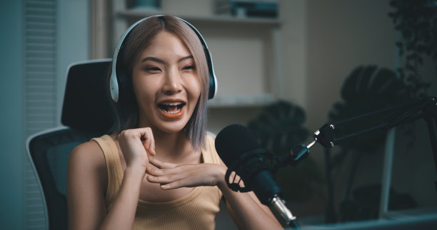 开朗的年轻播客使用麦克风在演播室的在线播客