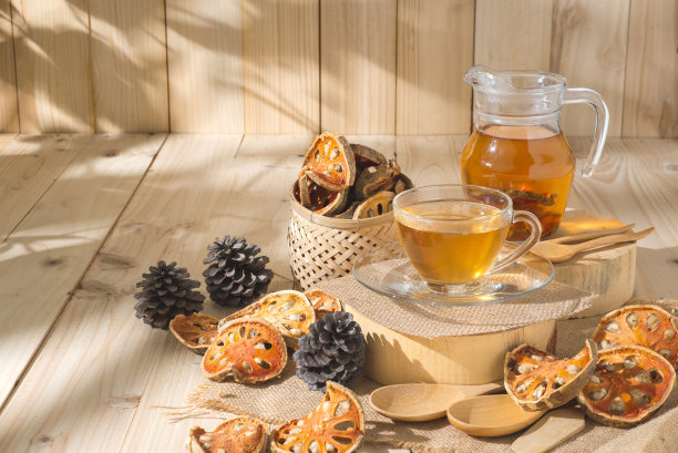 木背景的干白耳茶杯，果汁是排毒和放松的完美选择。爽口热茶。热带愉悦的健康生活方式和异国风味