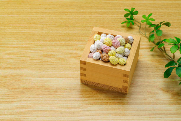 日本传统节日节气。撒上晒干的豆子，驱除厄运，祈求好运