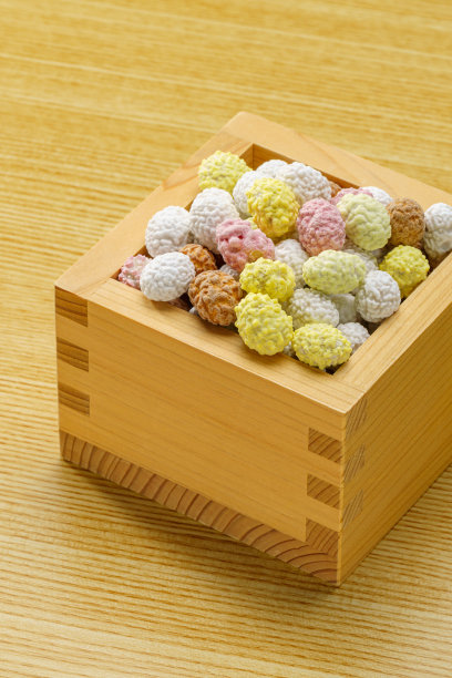 日本传统节日节气。撒上晒干的豆子，驱除厄运，祈求好运